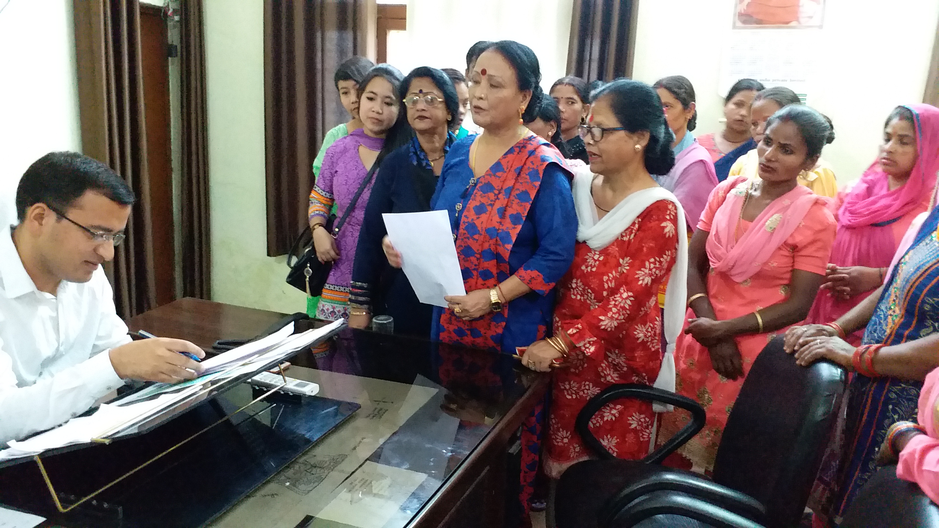 women protested against wine shop in doiwala