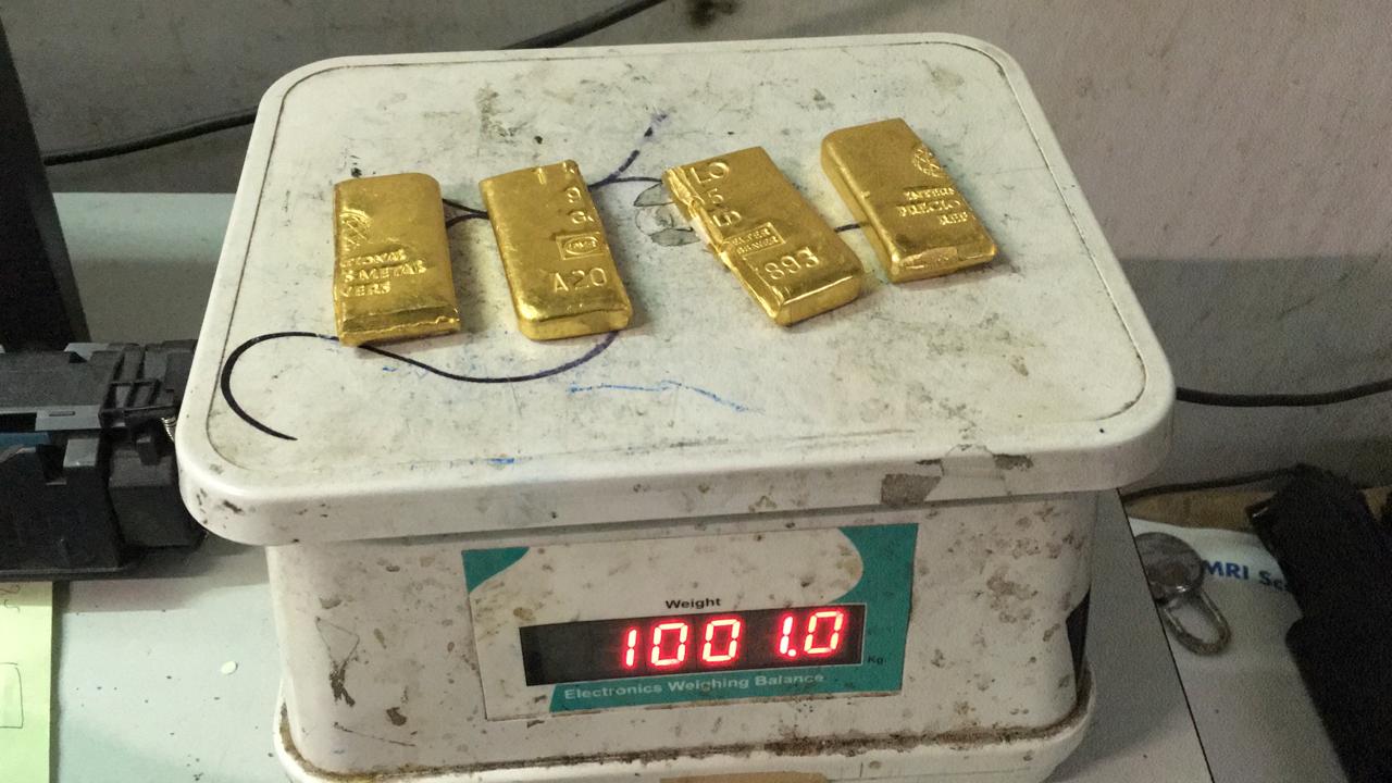 gold found in dustbin at igi airport delhi