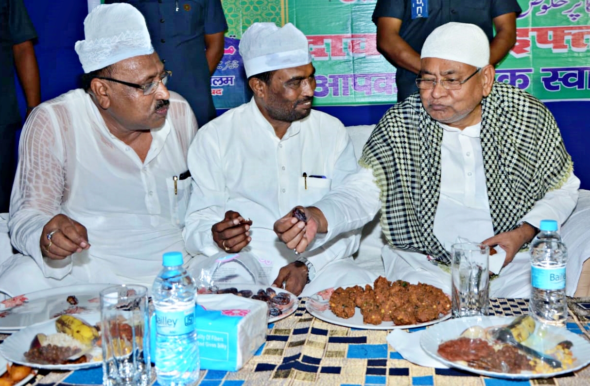 NITISH IN IFTAR PARTY ( FILE PHOTO)