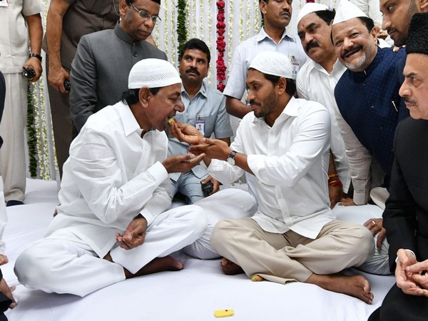 Andhra CM Reddy, Telangana CM Rao attended Iftar party hosted by Governor