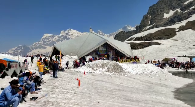 many devotees reached in hemkund sahib