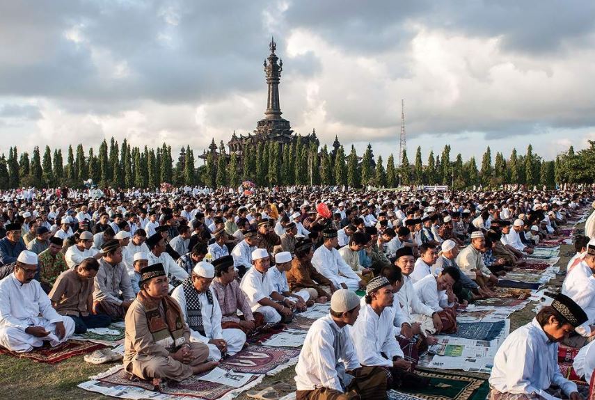 عالم اسلام میں تزک و احتشام سے منائی جا رہی ہے عید الفطر