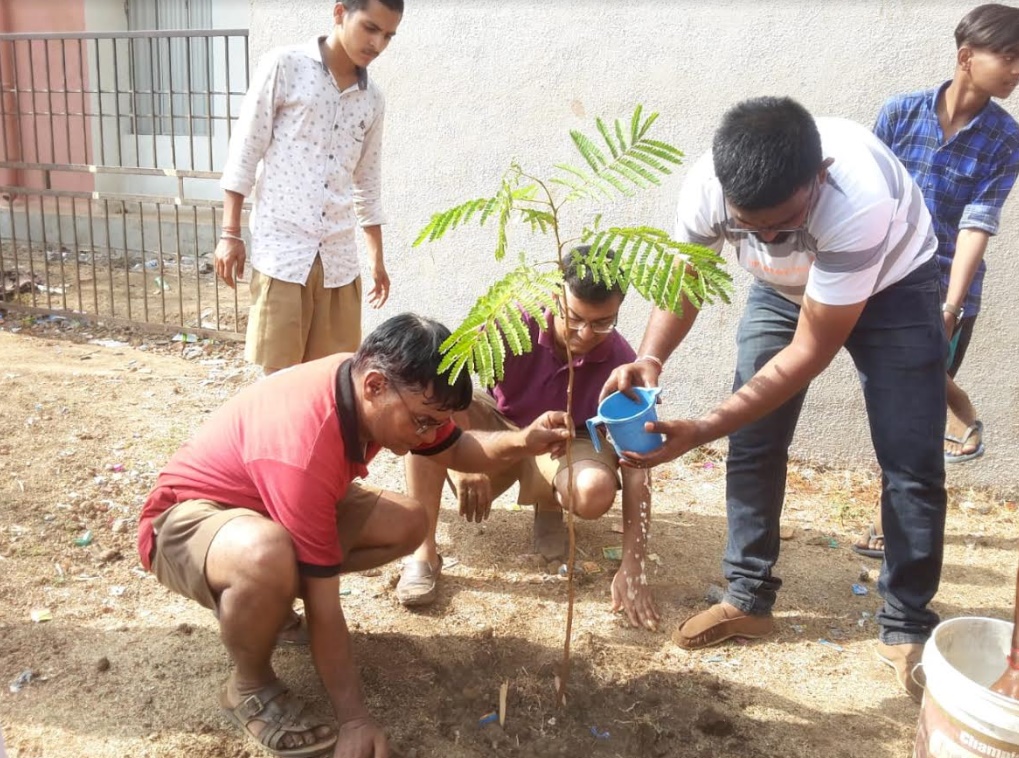 વ્યારા રાષ્ટ્રીય સ્વયંસેવક સંઘે વૃક્ષારોપણ કર્યુ