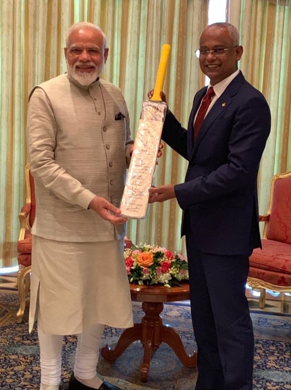 PM મોદીએ રાષ્ટ્રપતિ સોલેહને ભારતીય ટીમના ઓટોગ્રાફ વાળું બેટ આપ્યું