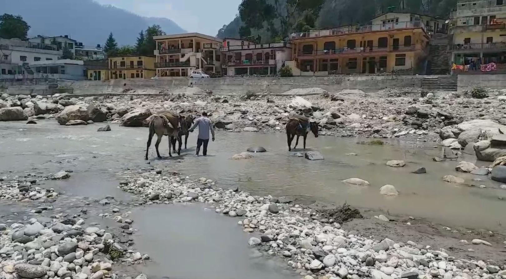 Illigal mining continues in Bhagirathi river