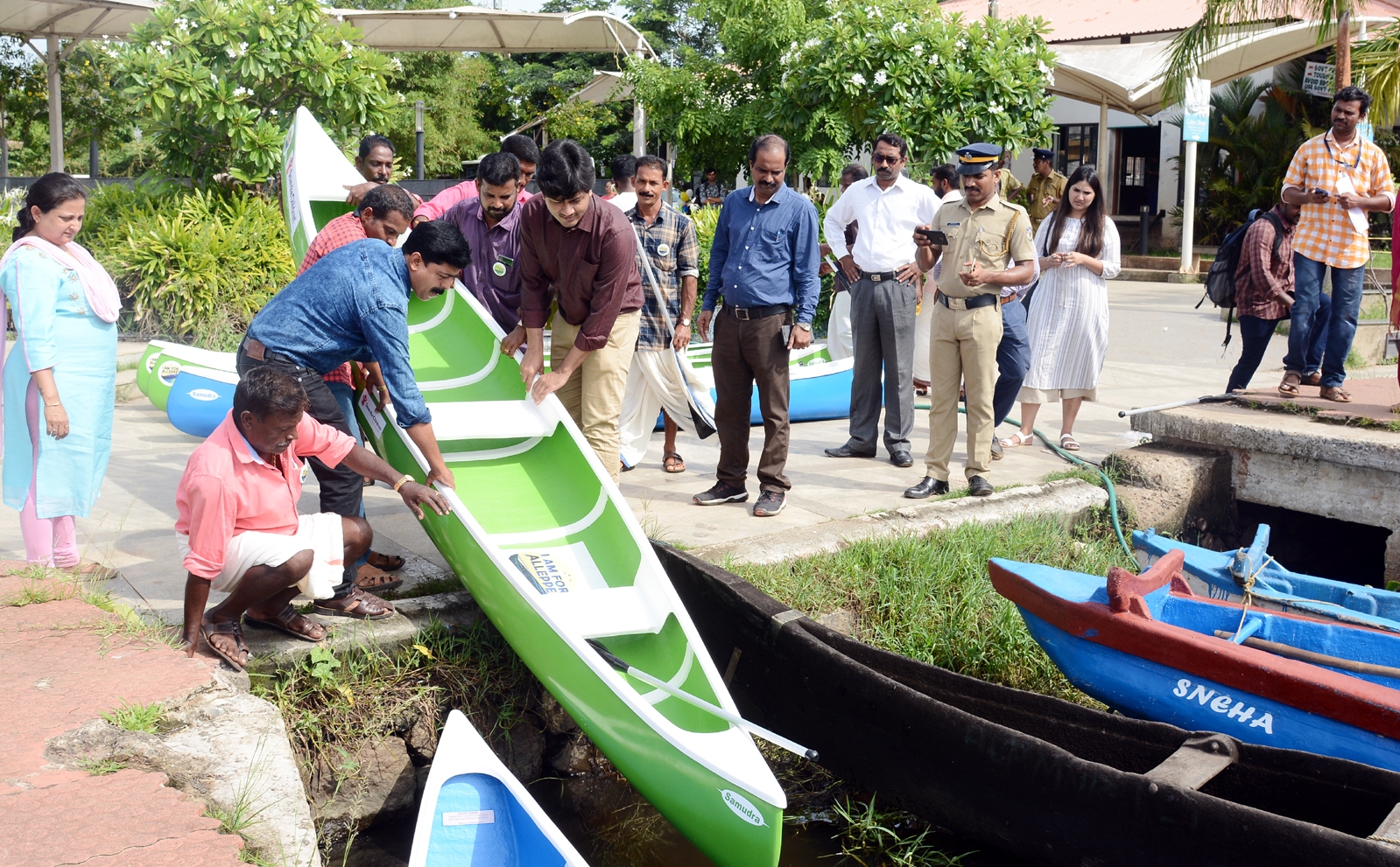 i-am-for-alleppey  boat-distribution  ആലപ്പുഴ  ഐ ആം ഫോർ ആലപ്പി  മത്സ്യബന്ധന ബോട്ടുകൾ