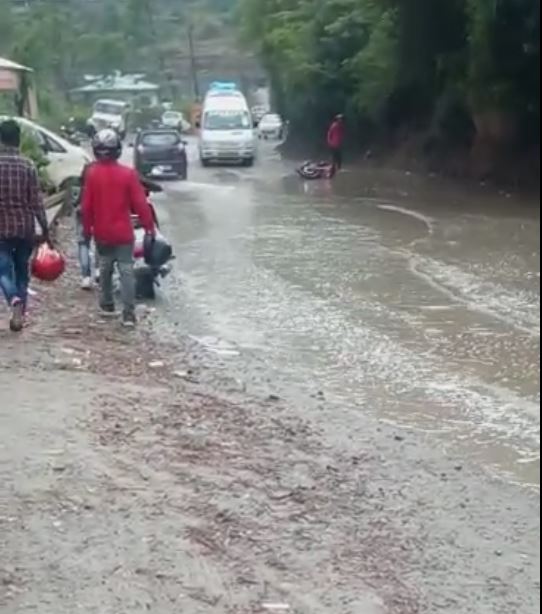 Rain water is flooded at Solan-Shimla NH