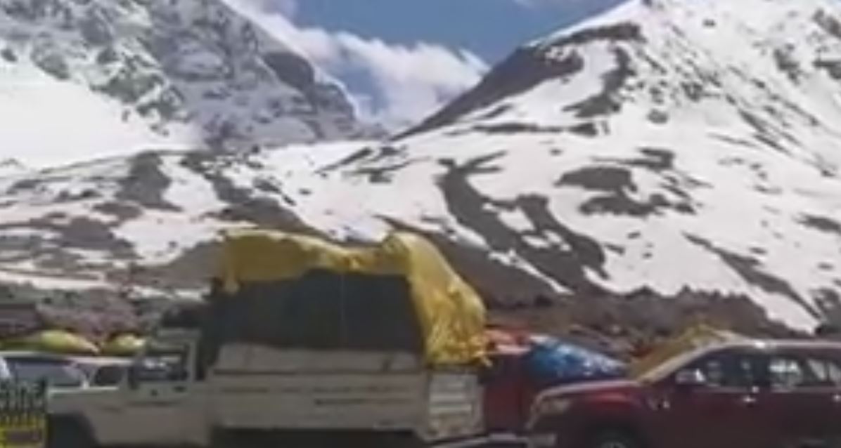 snowfall on Manali-Leh route