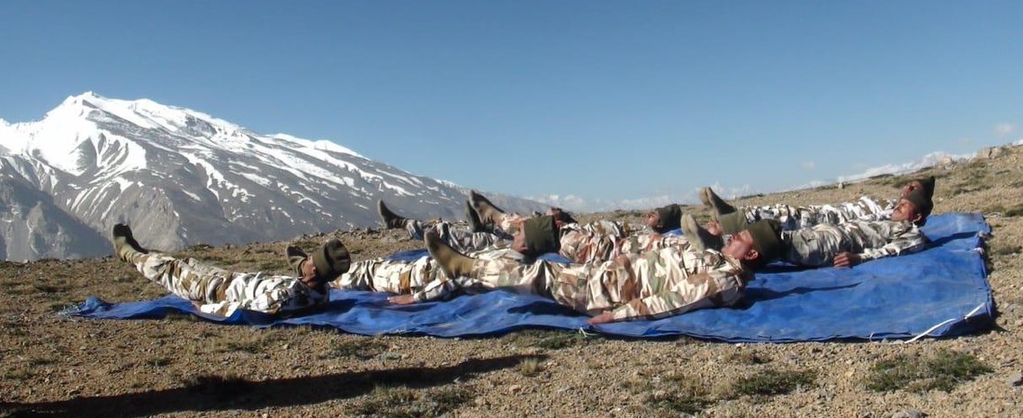 itbp jawan perform yoga