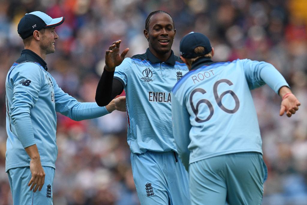 इंग्लैंड क्रिकेट टीम विकेट लेकर जश्न मनाती हुई