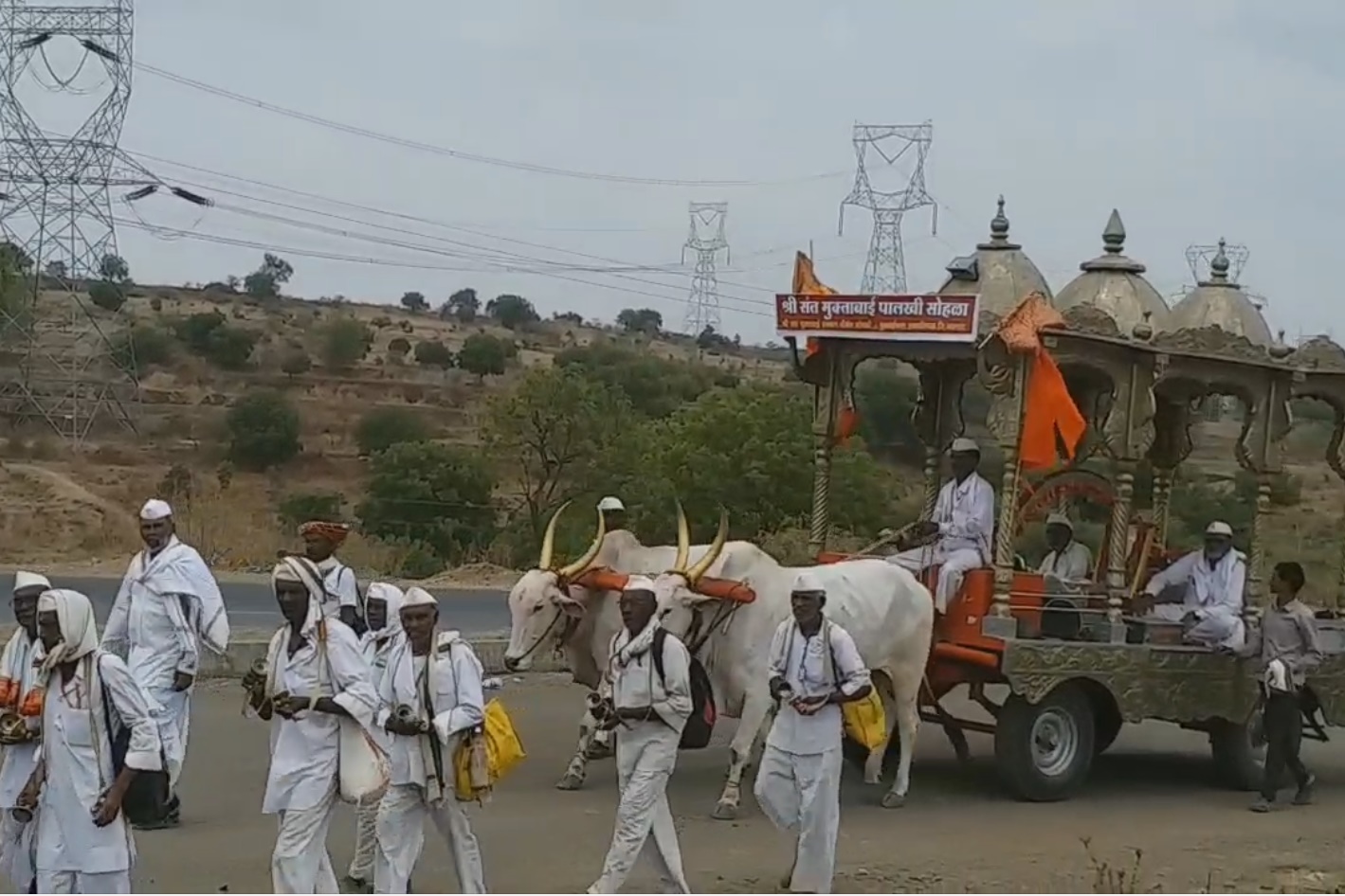 Warkari walking with Muktabai's palakhi