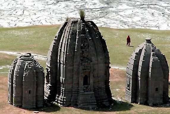 पानी से बाहर आए मंदिर