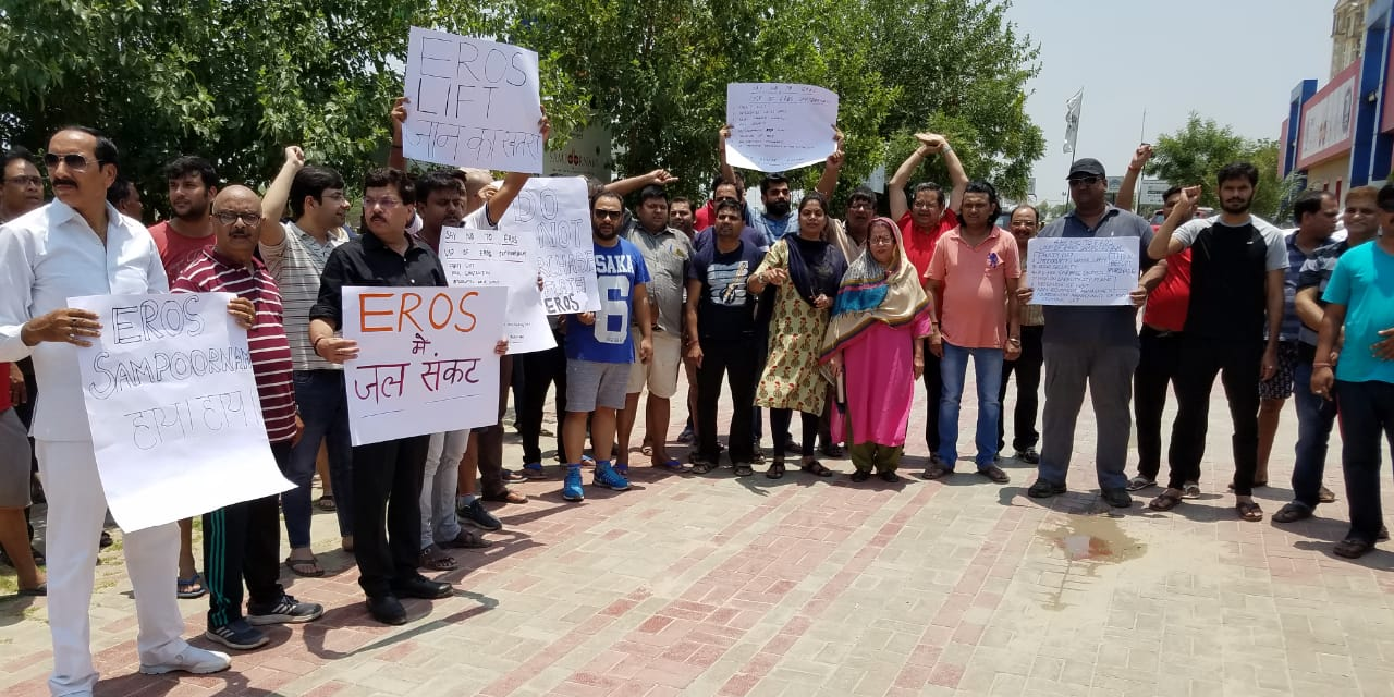 Buyers Protest against Eros sampoornam in noida