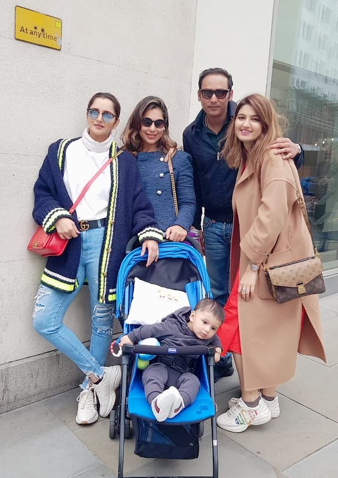 upasana and sania roaming in london streets