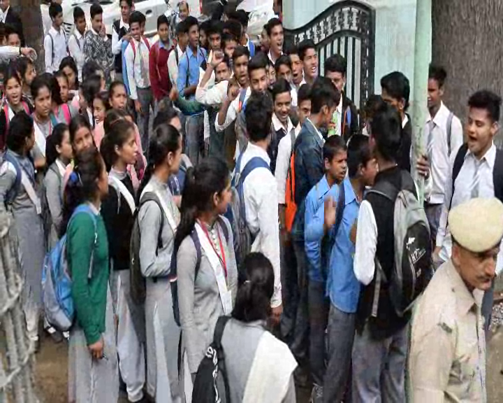 students handed over memorandum to dc kullu