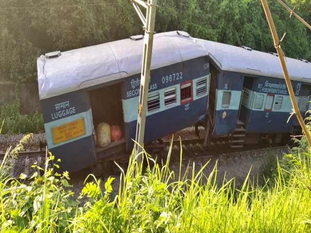 pictures of samaleshwari rail accident in jagdalpur