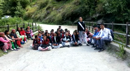 students protest against state govt in kullu