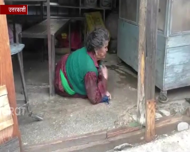 homeless old lady of uttarkashi