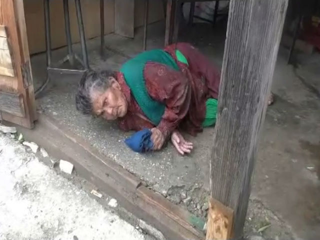 homeless old lady of uttarkashi