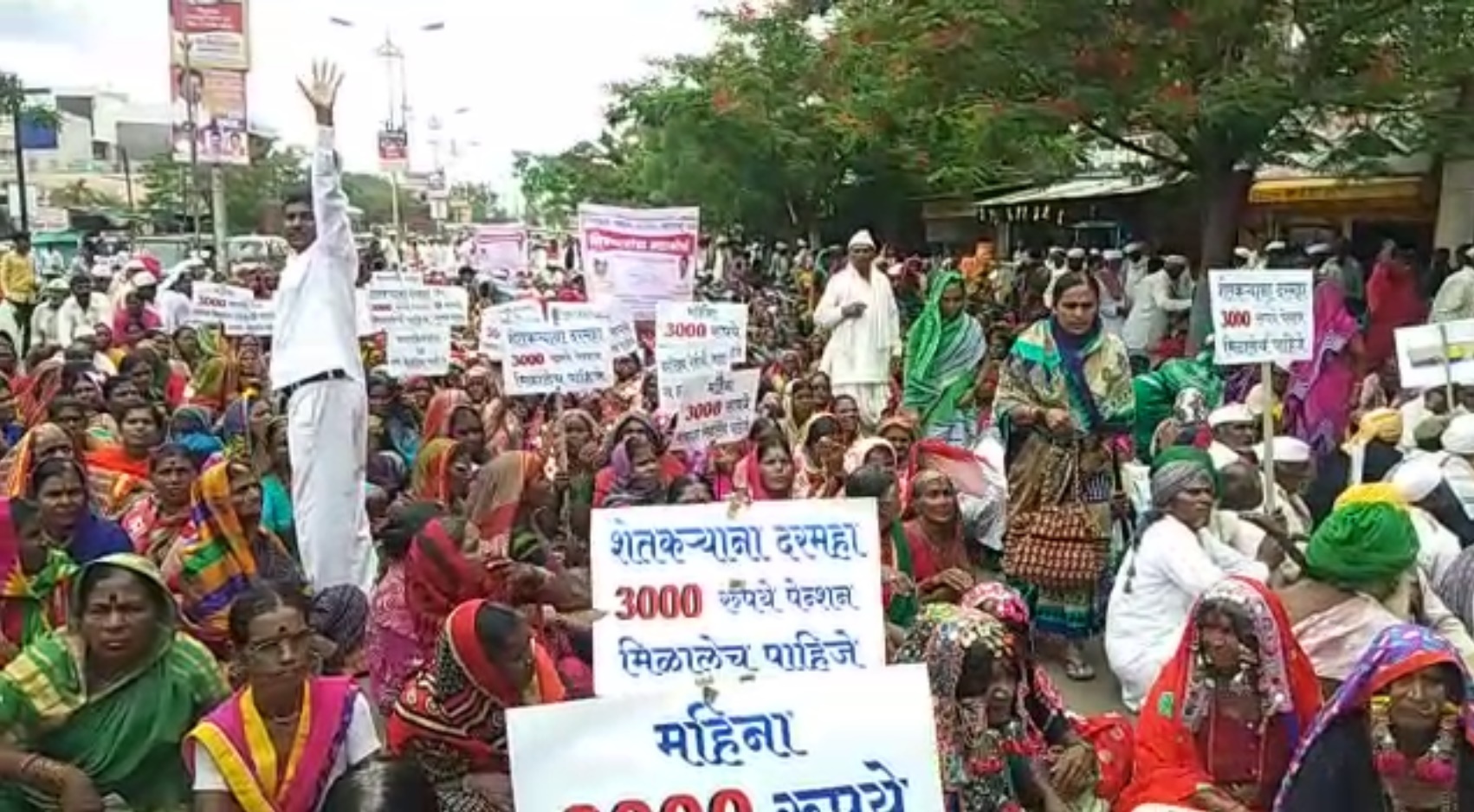 indigent-people-did-march-to-the-tehsildar-office-for-increment-of-pension-1-1