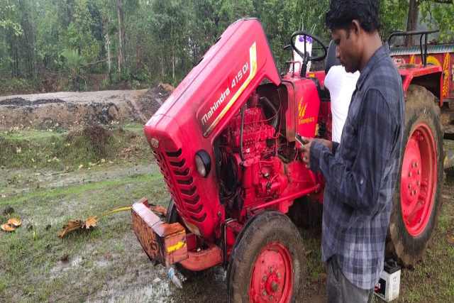 Naxalites set fire to vehicles