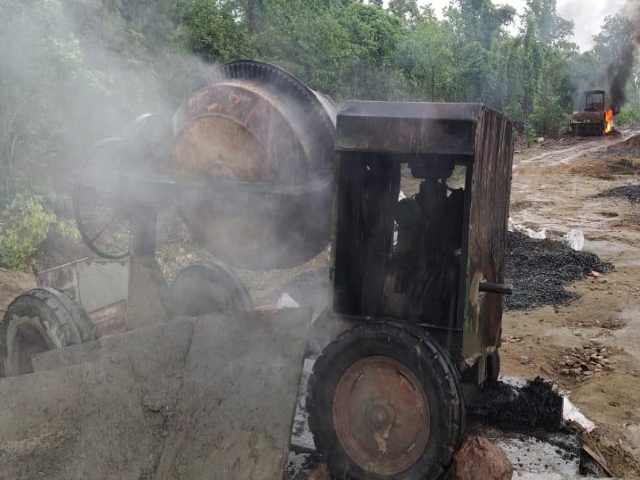 Naxalites set fire to vehicles