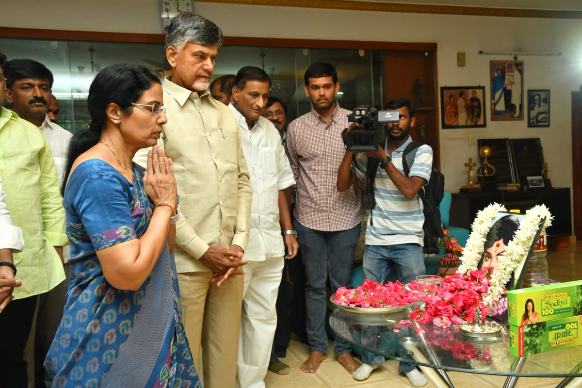 chandrababu_condolence_to_actor_krishna