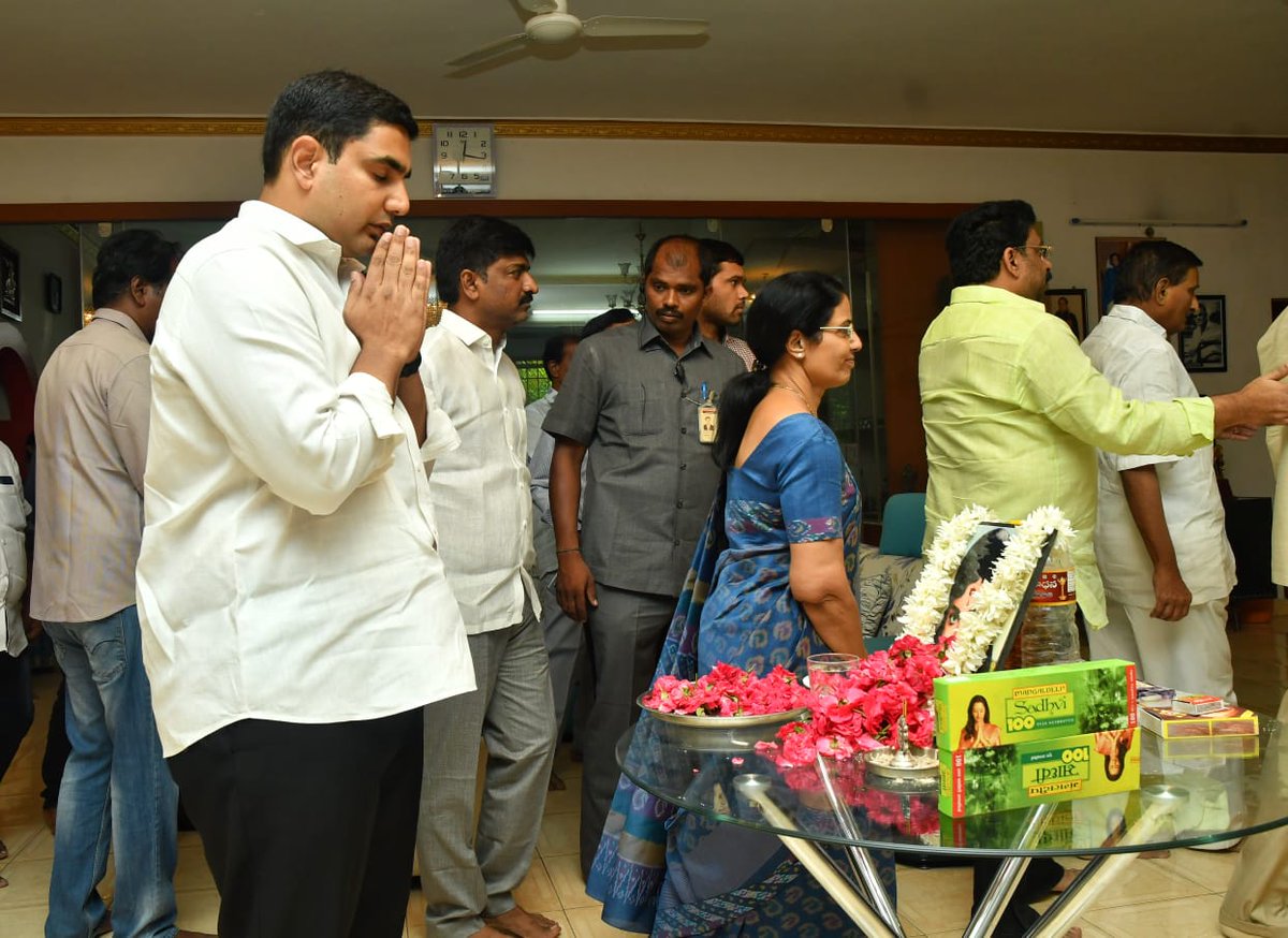 chandrababu_condolence_to_actor_krishna