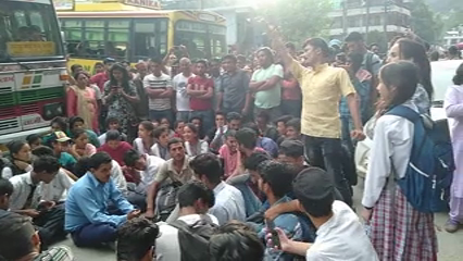 students protest against state govt at sarwari kullu