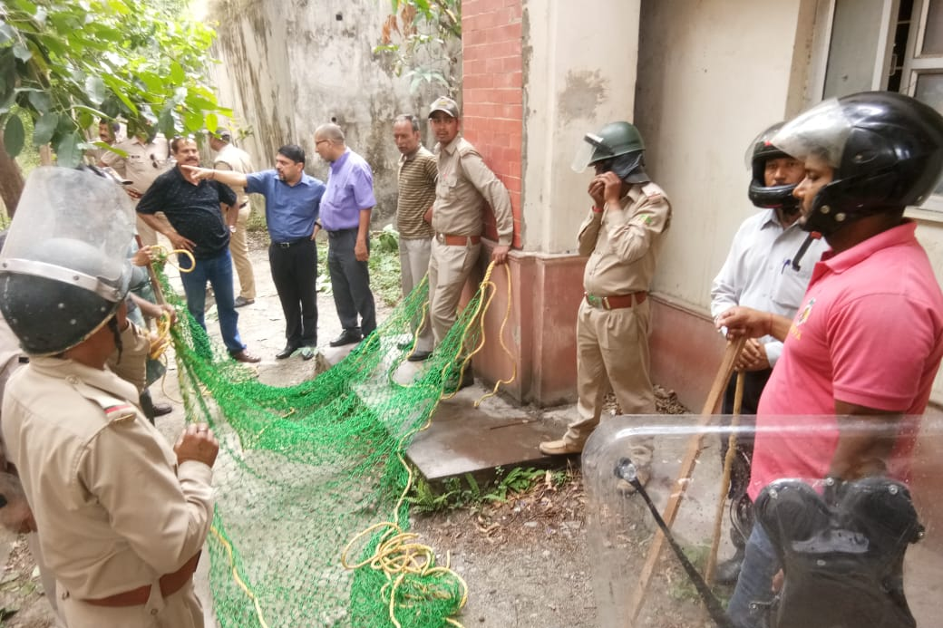 சிறுத்தையை பிடிக்க தயாரான வனத்துறையினர்