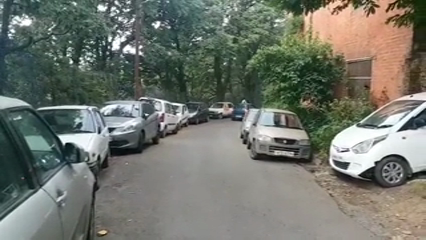 vehicles park on roadside in shimla