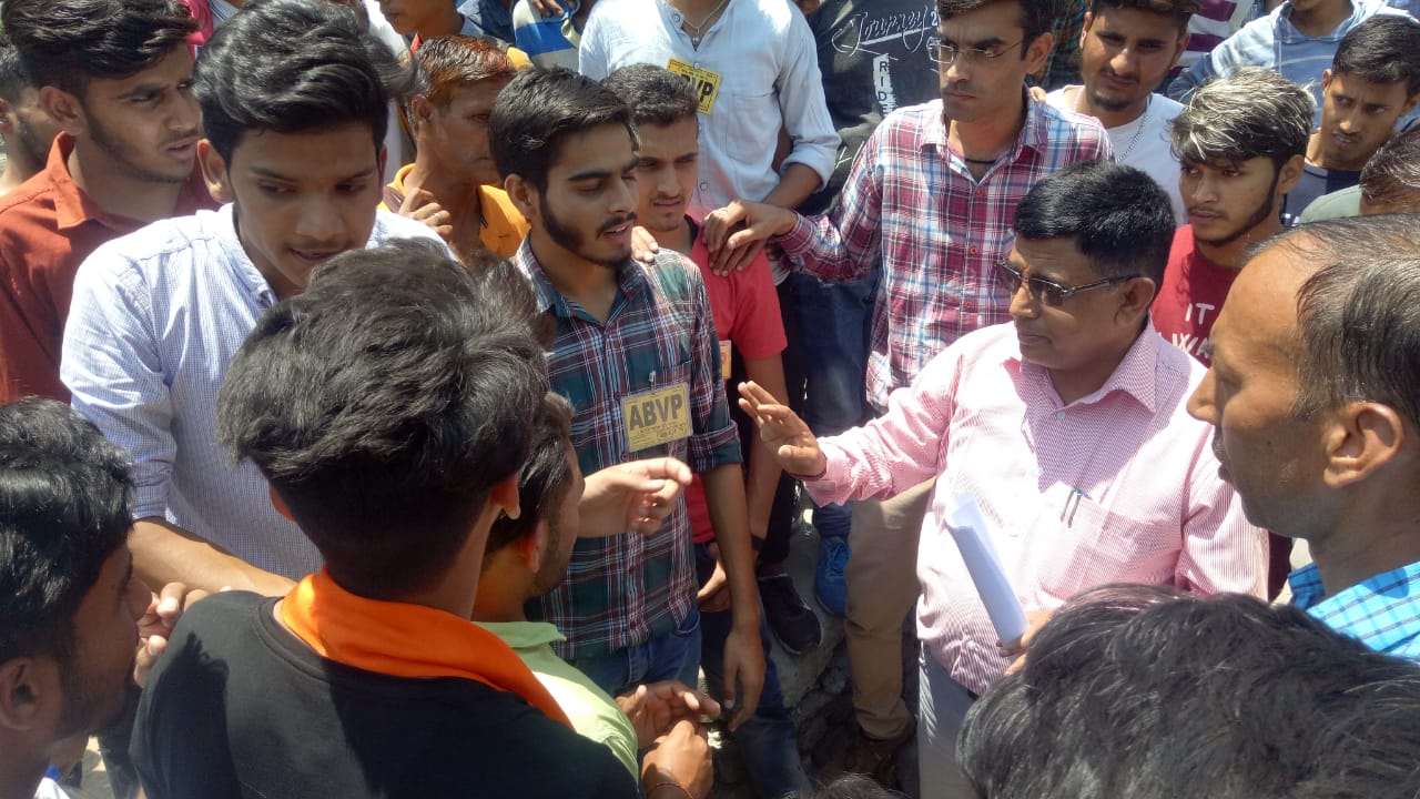 ABVP workers did road block in Sarkaghat