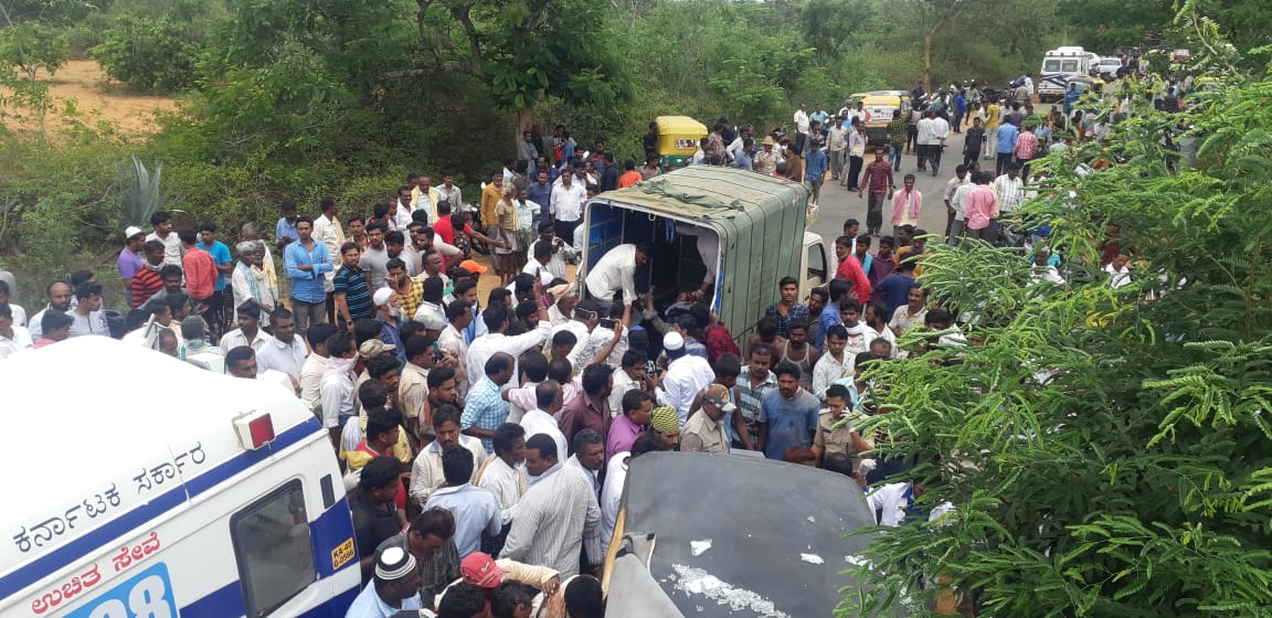 11 dead in accident in karnataka