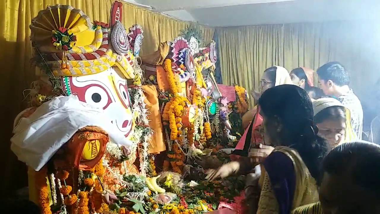 मंदिर में श्रद्धालु