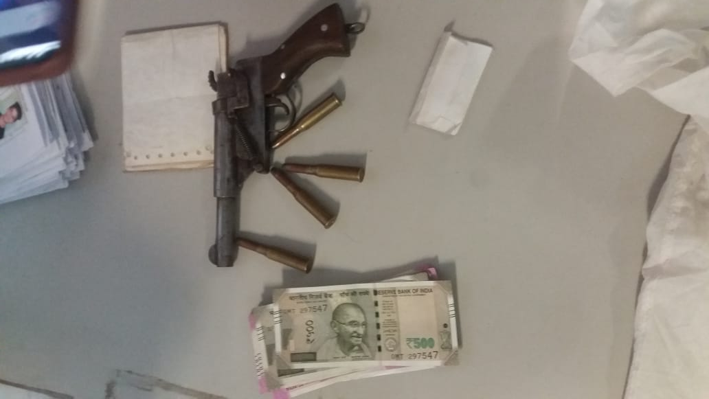 delhi, metro, police, arms  delhi metro  new delhi  suspicious person  gun and bullets  CISF  delhi police  DMRC  arrest  ghaziabad  vaishali metro station  x ray machine  checking  meerut