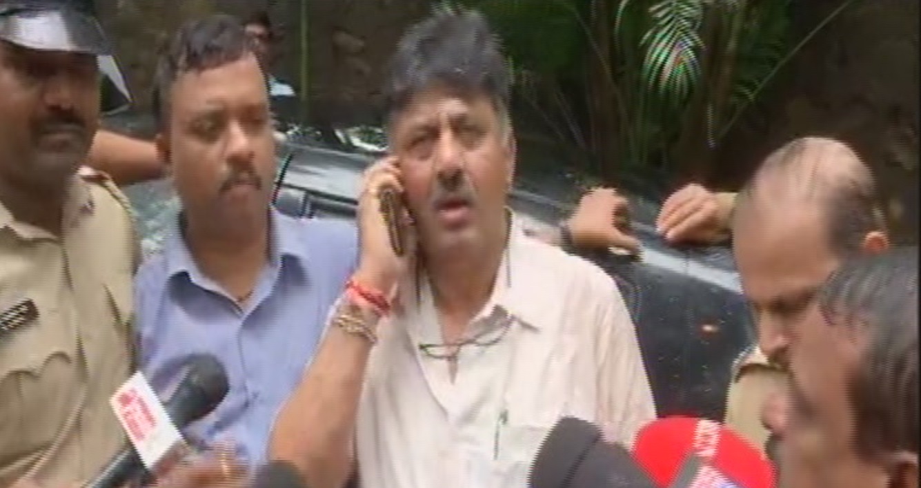 Shivakumar not allowed to meet rebel MLAs; denied entry into Mumbai hotel by state police