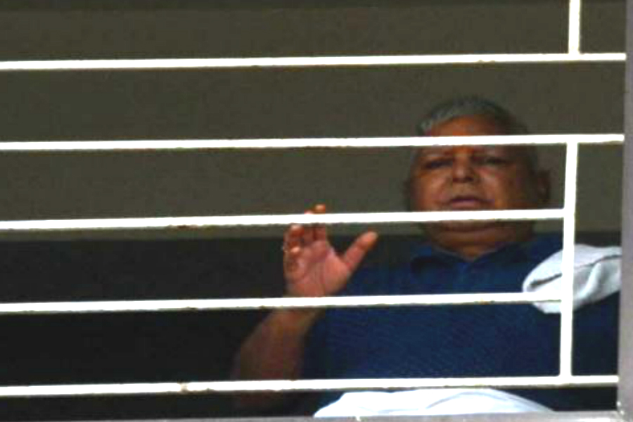 lalu yadav greets his Supporters from rims window