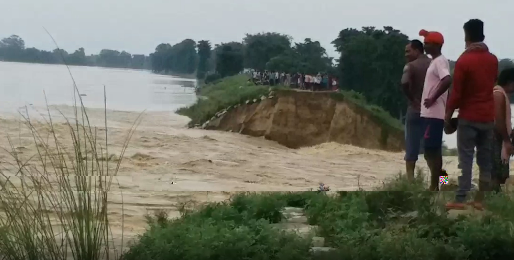 the-dam-broke-in-madhubani-after-flood