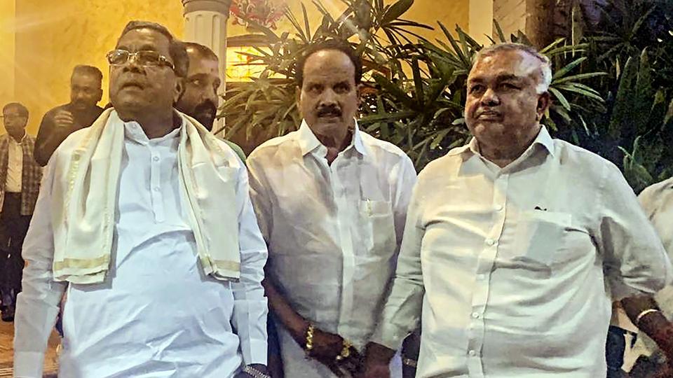 Former Karnataka chief minister Siddaramaiah meets rebel Congress MLA Ramlinga Reddy