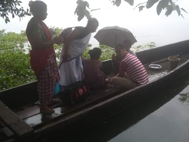 Lady gave birth to baby on boat