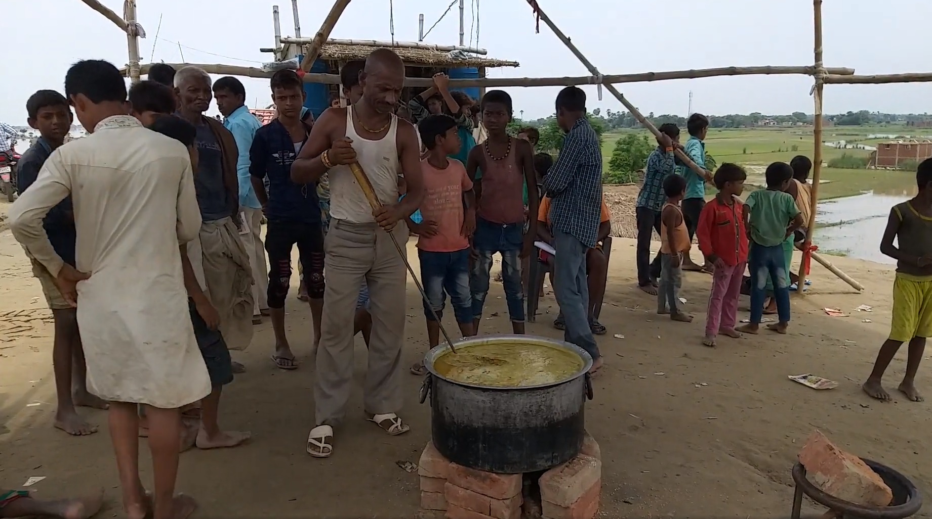 bad-food-being-given-to-flood-victims-in-muzaffarpur-1-1