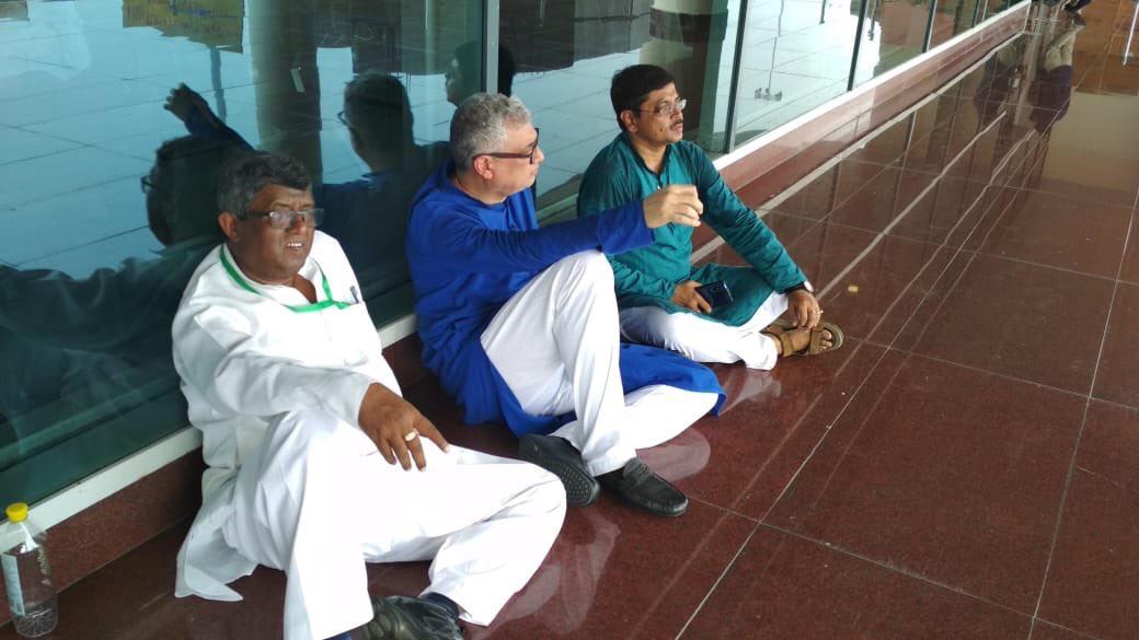 TMC delegation going to Sonbhadra stopped at Varanasi airport