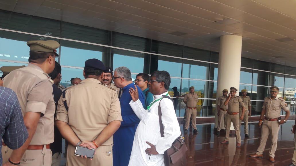 TMC delegation going to Sonbhadra stopped at Varanasi airport