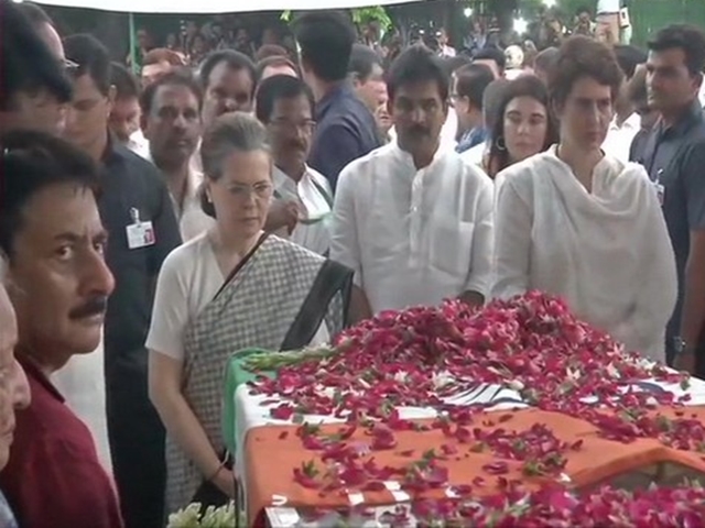 Sonia Gandhi and Priyanka Gandhi Vadra pay tribute to Sheila Dikshit