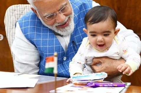 Internet goes crazy over PM's image with toddler