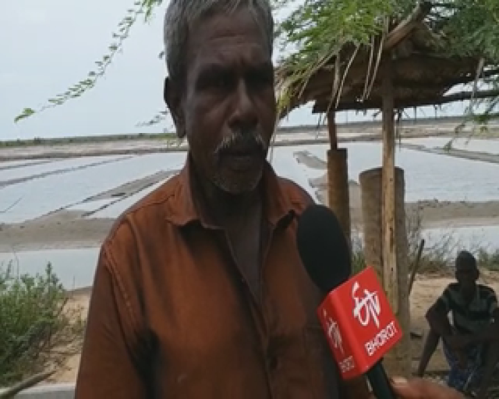 heavy rain salt production stoped  thanjai coastal ares  கடலோரப் பகுதிகளில் கன மழை\  உப்பு உற்பத்தி பாதிப்பு