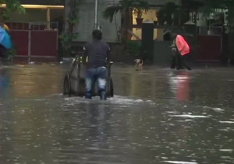 Water-logging at Road No. 6 in Sion, following heavy rainfall overnight.