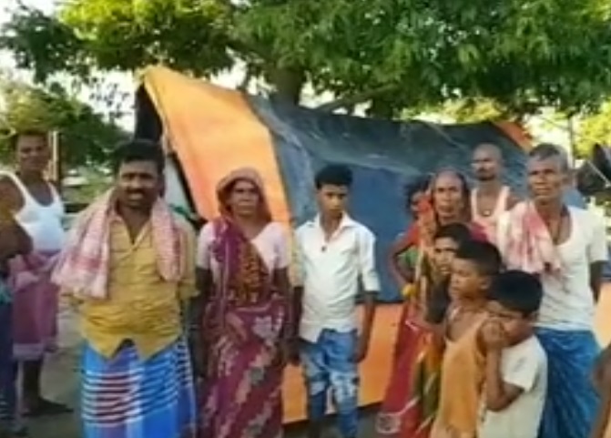 flood victims time spend in plastic tentn on railway station