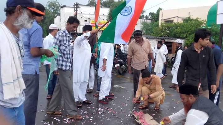 मुस्लिम राष्ट्रीय मंच के पदाधिकारियों ने जयस्तंभ चौक में मिठाई बांटकर खुशी का इजहार किया.