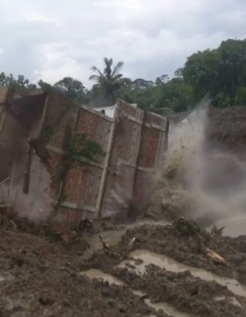 house collapsed in Daspur